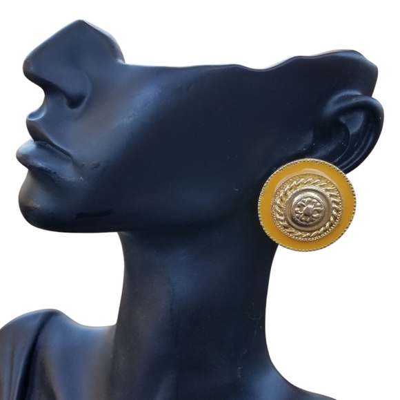 NAN LEWIS 1980s LARGE GOLDTONE & ORANGE ENAMELED  MEDALLION CLIP ON EARRINGS - Picture 2 of 7